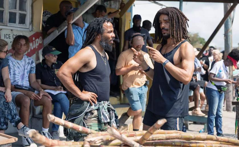 Ziggy Marley, hijo de Bob Marley, al lado de Ben-Adir en el set.