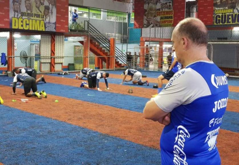 La selección de Honduras canceló el entrenamiento en el estadio Olímpico por la lluvia, pero Fabián Coito no pierde tiempo y se trasladó con sus muchachos a trabajar en unas canchas de fútbol rápido.