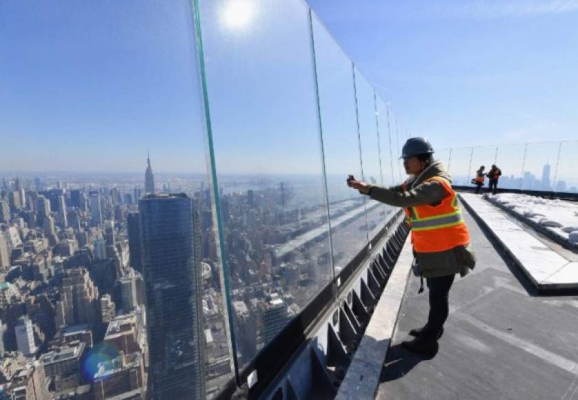 Otra de las atracciones del proyecto es una terraza-mirador que parece flotar a más de 300 metros del suelo, enganchada a una torre de 395 metros (la flecha del edificio Empire State culmina en 443 m), recién abrirá en 2020.