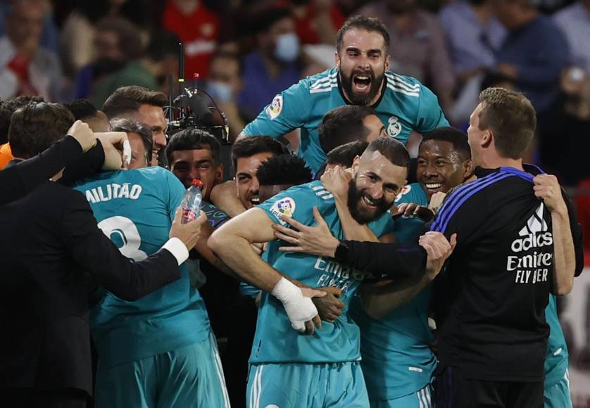 Todos los jugadores del Real Madrid se fueron encima de Karim Benzema celebrando el tercer gol ante Sevilla.