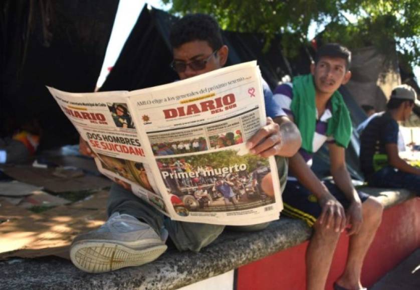 Los migrantes también guardan un día de luto por el joven hondureño fallecido al caer del camión que lo transportaba.