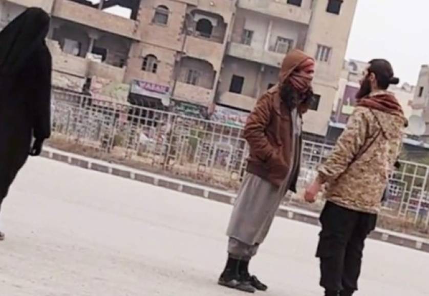 Son pocos los que se han aventurado a exponer ante el mundo la realidad de Raqqa. Para tomar fotos o videos hay que pedir permiso al Estado Islámico. Sin embargo, algunos ciudadanos se han arriesgado y han logrado captar las imágenes del yugo al que son sometidos.