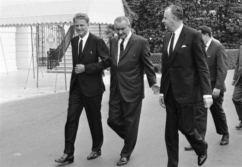 Graham, una de las figuras más carismáticas del protestantismo, era un invitado recurrente a la Casa Blanca por cada presidente desde el mandato de Harry Truman (1945-1953). En la imagen junto al presidente Lyndon B. Johnson.