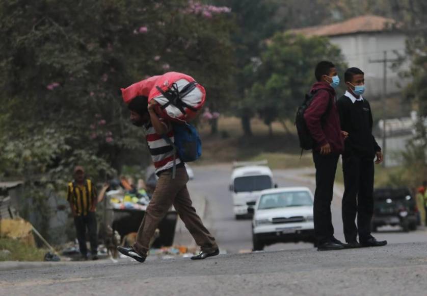 Un ciudadano carga sus pertenencias durante la protesta de este jueves en la carretera salida a Olancho en Tegucigalpa. 