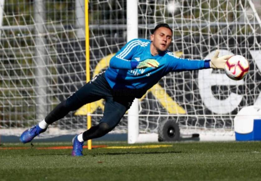 Keylor Navas podría volver a la titularidad en la Liga Española en la vuelta de Zidane al banquillo del Real Madrid. El técnico ahora debe decidir entre un fichaje del club como Courtois o el portero tico con el que tocó el cielo.