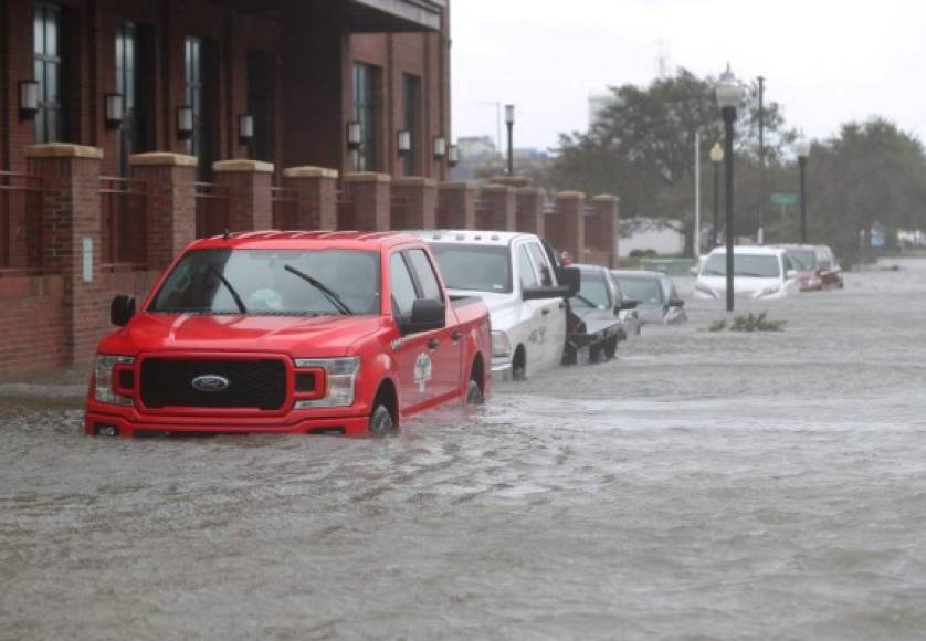 El huracán Sally arroja lentamente cantidades torrenciales de lluvia este miércoles en la costa del Golfo de Estados Unidos, causando inundaciones 'catastróficas' en los estados sureños de Alabama y Florida.