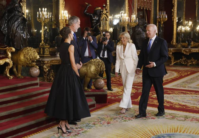 El presidente de Estados Unidos, Joe Biden, y su esposa, Jill, saludaron a los reyes a su llegada al Palacio. La primera dama estadunidense optó por un traje blanco para el evento mientras que la reina Letizia deslumbró con un elegante vestido negro.