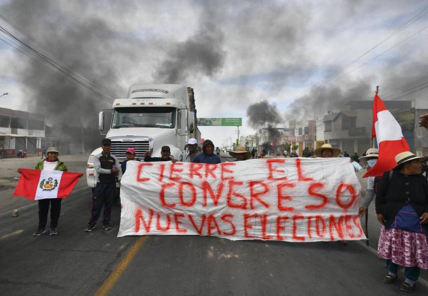 “Con el mismo sentido patriótico, anuncio la declaratoria del estado de emergencia en las zonas de alta conflictividad social para recuperar pacíficamente el control del orden interno”, indicó.