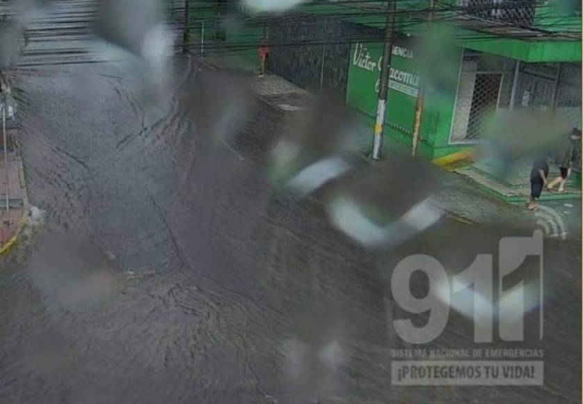 Aunque el huracán Iota se degradó a huracán categoría 1 en las últimas horas, continúa dejando intensas lluvias en San Pedro Sula y el Valle de Sula.