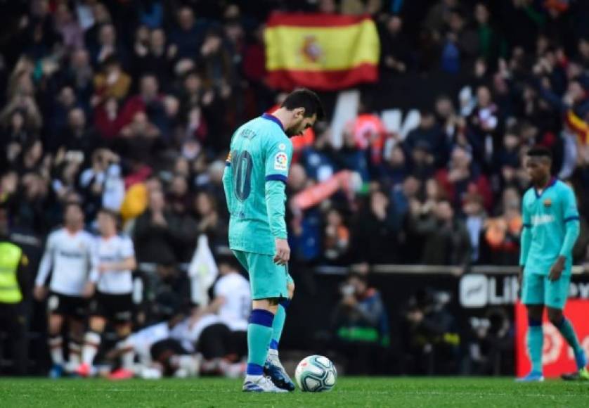 Lionel Messi estaba dolido tras ver como perdían ante Valencia en Mestalla. La tristeza del argentino era evidente.