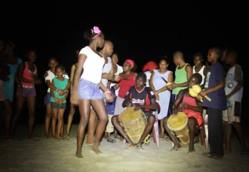 Con el sonar de los tambores, los pobladores arman fiestas en la noche. En Bajamar se ha realizado el Festival Internacional de Cultura Garífuna Caribeña.