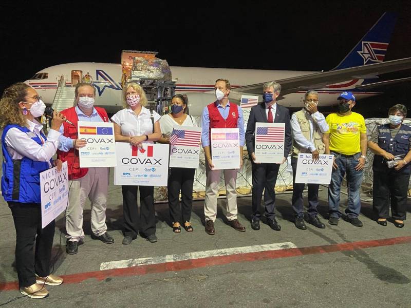 Personal del Ministerio de Salud de Nicaragua recibió las vacunas entregadas por el embajador de EEUU, Kevin Sullivan.