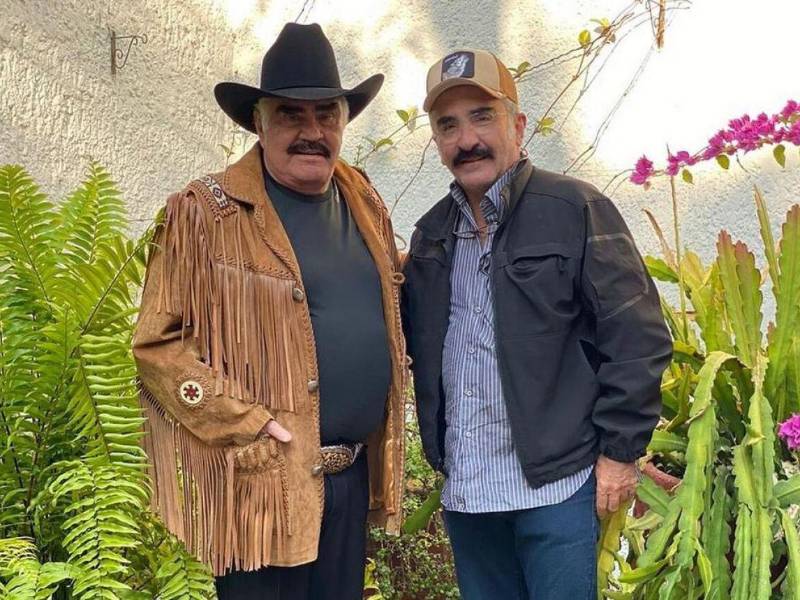 Vicente Fernández junto a su hijo Vicente Jr. en una foto de archivo.