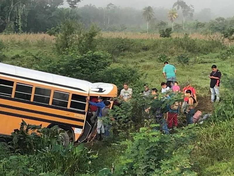 Aún se desconoce la cantidad de personas que resultaron heridas en el percance vial.