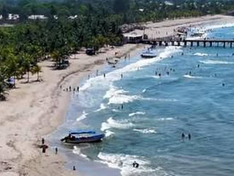 Vista panorámica de la playa de Tela, en Atlántida, uno de los destinos turísticos más visitados de Honduras durante el feriado de Semana Santa.