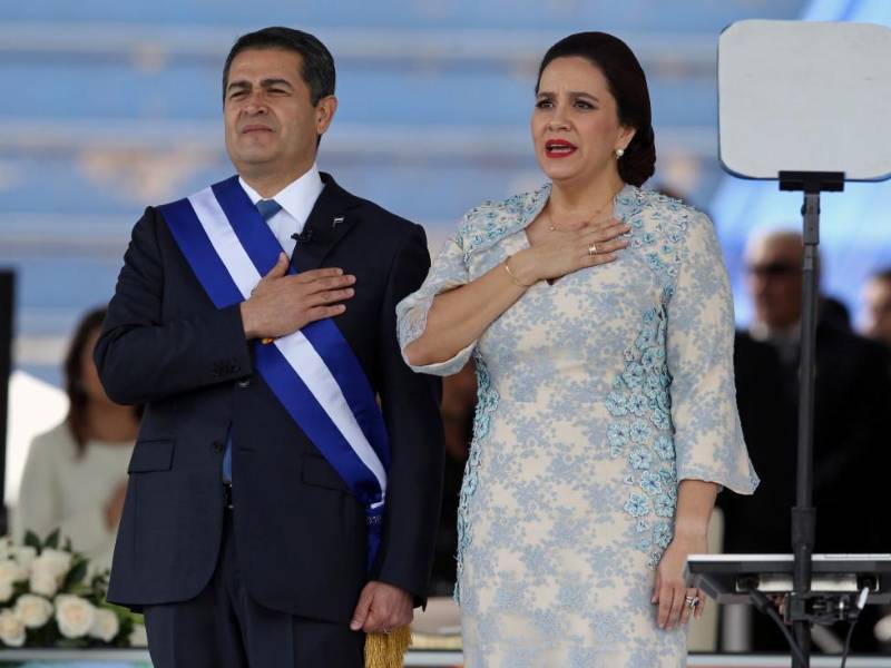 Juan Orlando Hernández y Ana García durante la toma de posesión presidencial de enero de 2018.