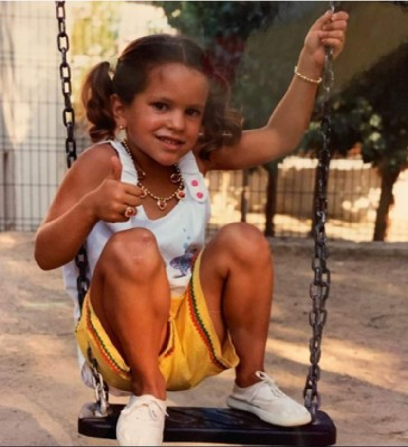 <br/><br/>Su interés por la música surgió a través de su padre, quien la animó a cantar a los siete años de edad. A los diez años empezó a especializarse en la música, concentrándose plenamente en ella tres años después.<br/><br/>Pero seguramente su voz no es lo único que encanta, ya que su trabajado aspecto físico atrae a muchos, según varios portales de comunicación, Rosalía ha pasado por una transformación física.