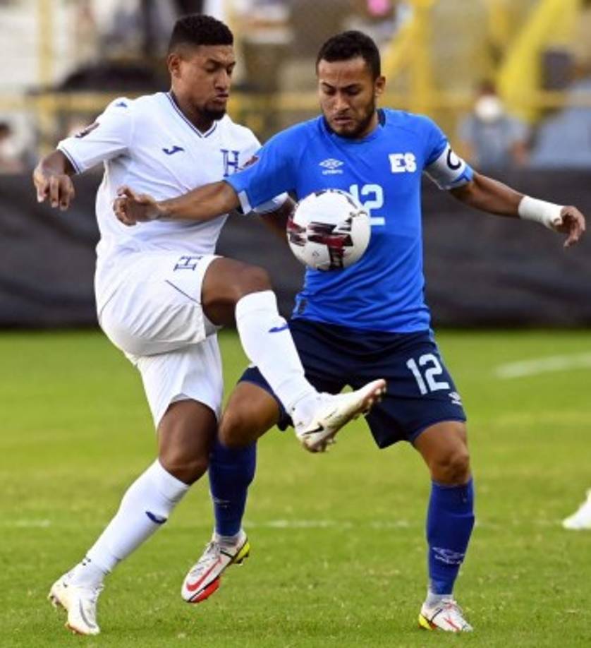 Bryan Acosta - Fue otro de los mediocampistas que no desentonó en la escuadra de las cinco estrellas. Solo fue titular ante El Salvador y estuvo muy cerca de marcar. Contra EEUU entró de cambio en el minuto 72 por Deybi Flores.