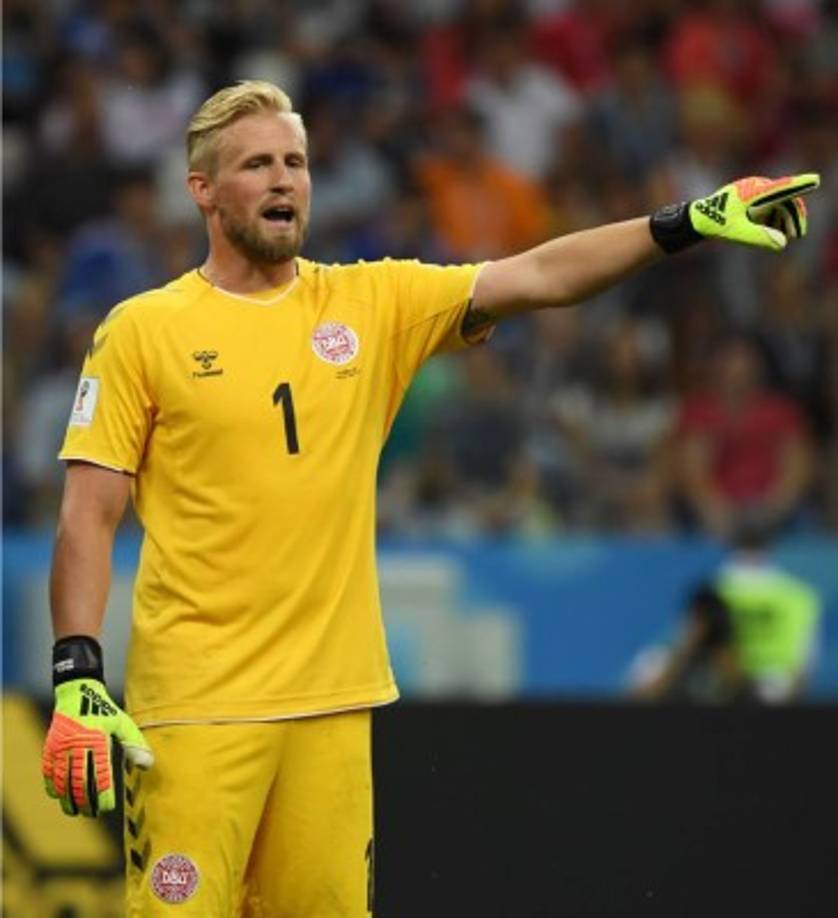 Kasper Schmeichel sigue llamando la atención temporada tras temporada. Tras proclamarse campeón de la Premier League con el Leicester City su nombre ha aparecido en las quinielas de posibles fichajes verano tras verano y éste no va a ser menos. Gracias a su gran actuación en el Mundial dos clubes están pendientes de él, Chelsea que no ha terminado de cerrar la renovación de Courtois y la Roma que ante la posible salida de Alisson podría ser su candidato número 1.