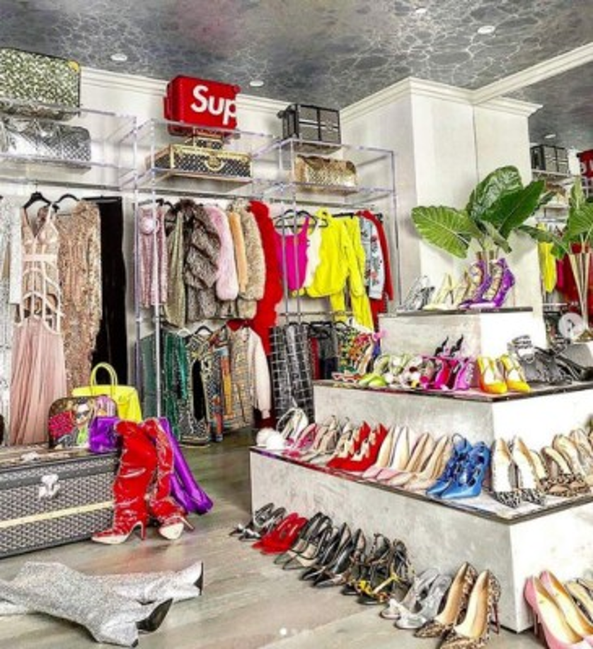 Kylie también mostró su increíble armario, donde cuelgan extravagantes atuendos de diseñador que la joven modela en su día a día.<br/>