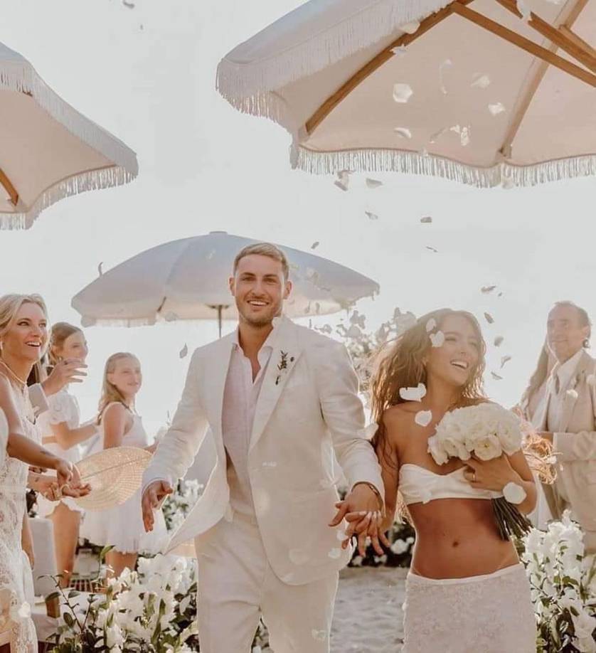 Santiago Giménez y Fernanda Serrano, se ven muy emocionados por su unión matrimonial.