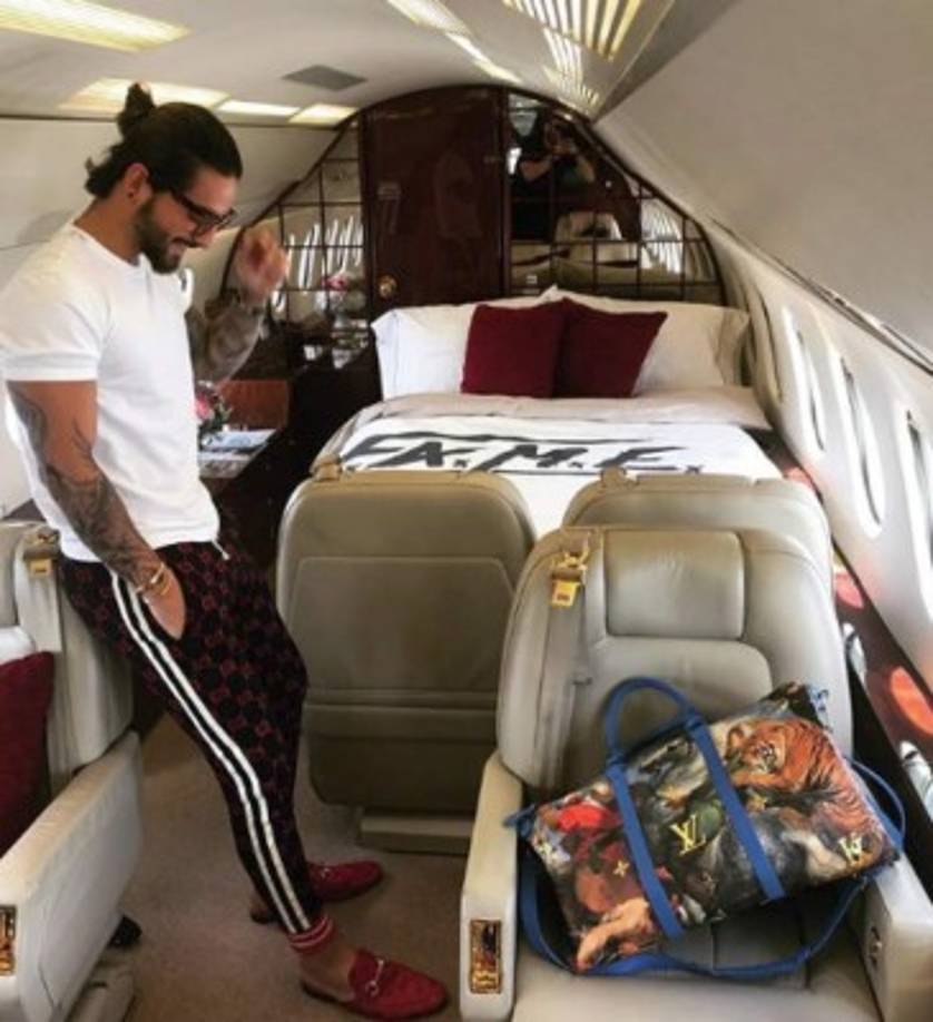 El cantante colombiano, que ha liderado las listas de los 'más vendidos' del mundo en los últimos meses, adquirió recientemente un lujoso jet para trasladarse durante su éxitosa gira 'FAME'.