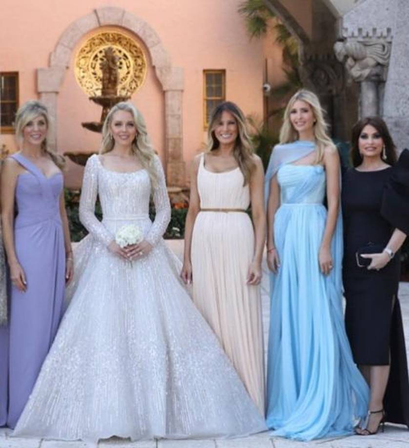 El medio de la farándula Insider recuerda que Trump empezó un romance con Maples estando casado con su primera esposa, Ivana, recientemente fallecida y madre de sus tres hijos mayores.