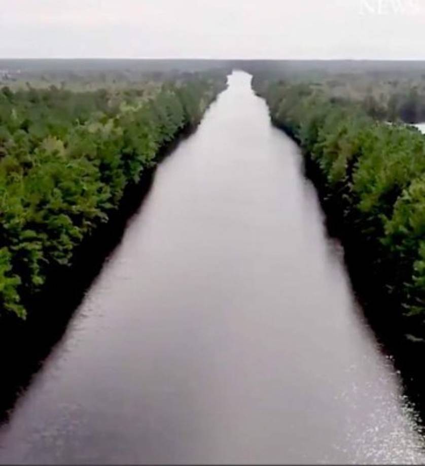 La autopista interestatal 40 lucía como un río la mañana de este martes.