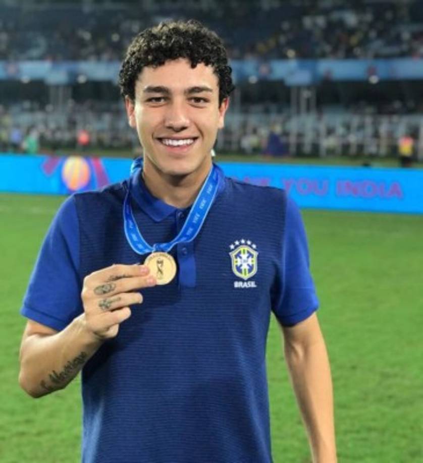 La secretaría técnica del FC Barcelona sigue de cerca a futbolistas en Brasil y el último en aparecer en escena es Víctor Bobsin. Tal y como desvela el diario Sport, el exhaustivo seguimiento de Arthur y del Gremio de Porto Alegre ha llevado al Barça a fijarse en un joven de la cantera del ‘Tricolor Gaúcho’. Centrocampista de corte técnico, con gran facilidad para la conducción y la organización del juego, Bobsin se ha erigido como uno de los grandes talentos del fútbol brasileño actual.