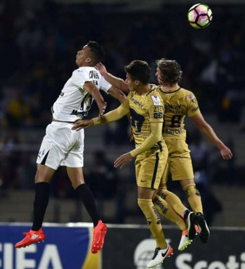 El hondureño Ángel Tejeda le gana por arriba la pelota a Kevin Escamilla (centro) Antonio García de Pumas.