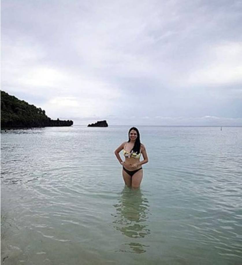 Sindy Valeriano Sabillón, presentadora en el programa Hoy Mismo, se escapó a Roatán para pasar el Feriado Morazánico.