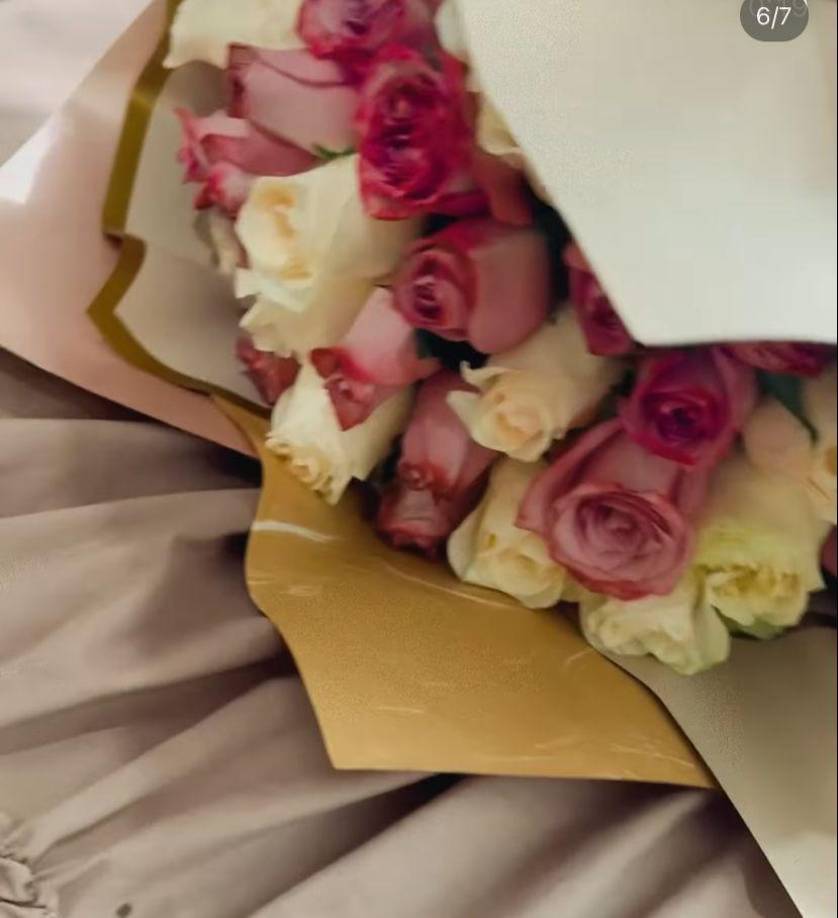 Cabe mencionar que Cesia tiene un contrato con la disquera internacional Sony Music. 