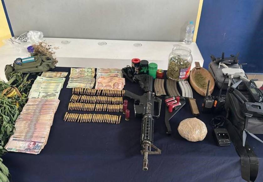 Entre lo decomisado hay dinero, drogas, un fusil AR-15, municiones, entre otros objetos. 