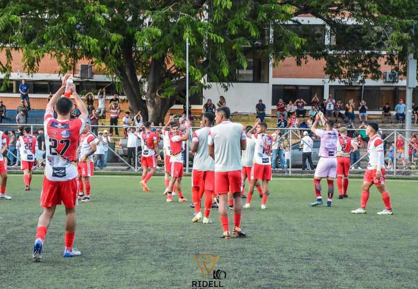 ”Nosotros lo contratamos con la ilusión que fuera nuestro delantero estelar, pero aún sin él el equipo logró salir adelante con muy buenos prospectos. Ningún jugador está por arriba de la institución”, señalaron en el FC Buenaventura. 