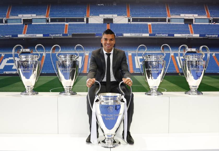 Casemiro con las cinco Champions League que logró en su etapa con Real Madrid.