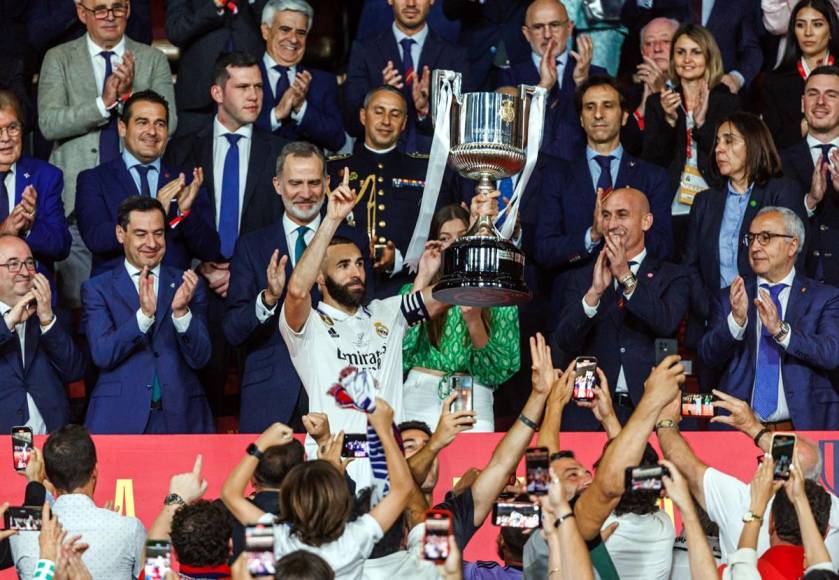Karim Benzema levantando la Copa del Rey ante el aplauso de los presentes.