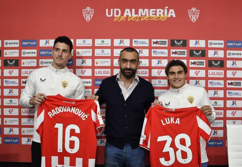Alexsandar Radovanovic y Luka Romero fueron presentados este miércoles y lucirán el dorsal 16 y 38, respectivamente, en la camisa del Almería.