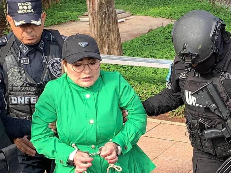 María Mendoza Mendoza fue trasladada este jueves desde la sede de la Dirección Nacional de Fuerzas Especiales (DNFE) en Tegucigalpa, hacia el Aeropuerto Internacional de Palmerola (Comayagua) para su extradición a Estados Unidos.