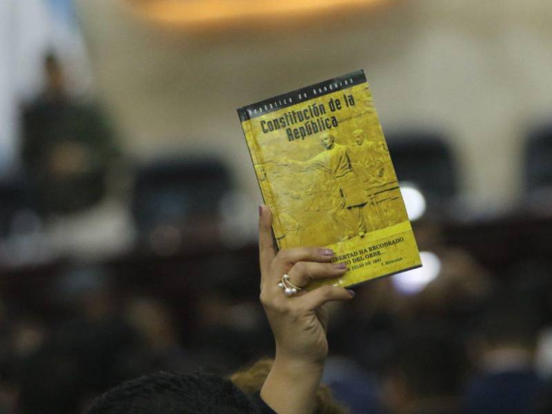 Foto de la Constitución de la República de Honduras.