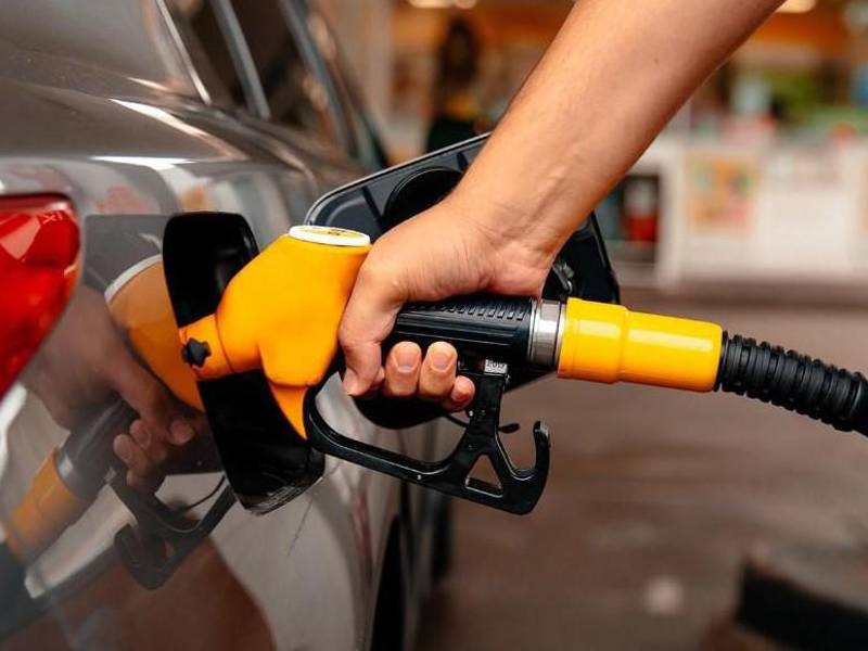 <b>La superior y regular registrarán rebajas de entre 70 y 45 centavos por galón. </b>