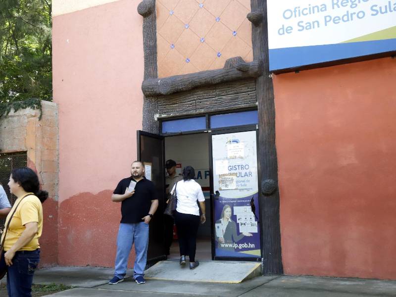 A diario, más de 400 personas son atendidas en la oficina del IP en el edificio de Zizima, bulevar del este.