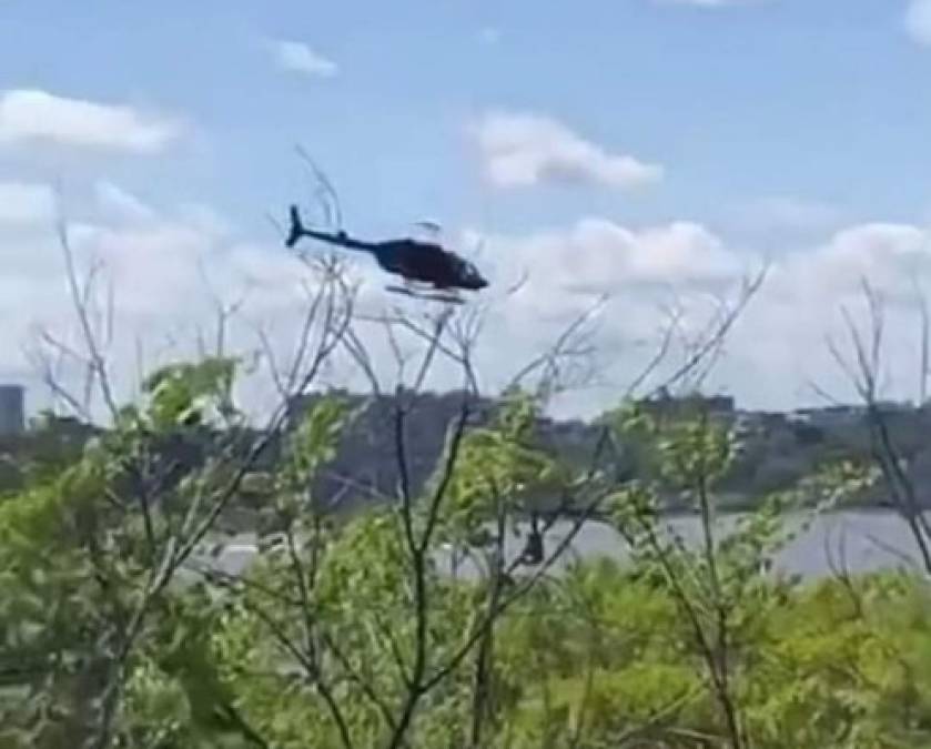 La aeronave intentaba aterrizar en un helipuerto a las orillas del río cuando el piloto perdió el control del helicóptero, cayendo al Hudson frente a asombrados turistas que captaron el accidente en video.