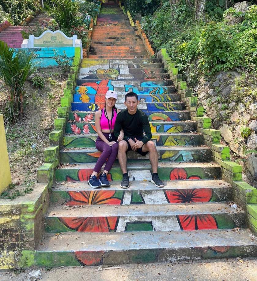 En el estado de <i>WhatsApp </i>se ve a la pareja compartir un momento agradable donde se ve a Shin acostado en el piso debajo de las piernas de su novia. 