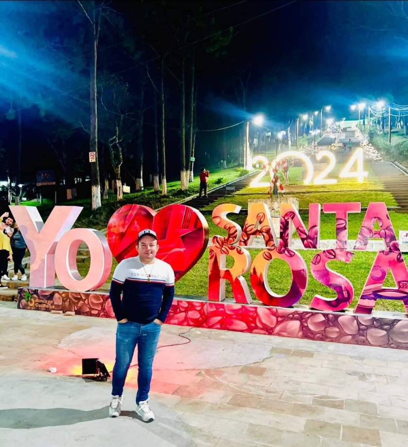 Grevil Alvarado nació en Santa Rosa de Copán en 1989, en el año 2009 llegó a México y se desempeñó durante 15 años como agente consular de Honduras, con sede en Tapachula hasta septiembre del 2023.