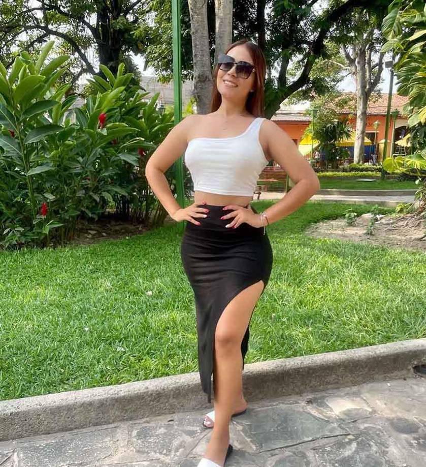 Su primera participación en los medios de comunicación fue brindada por el Ingeniero Salvador Nasralla en el programa Cinco Deportivo.