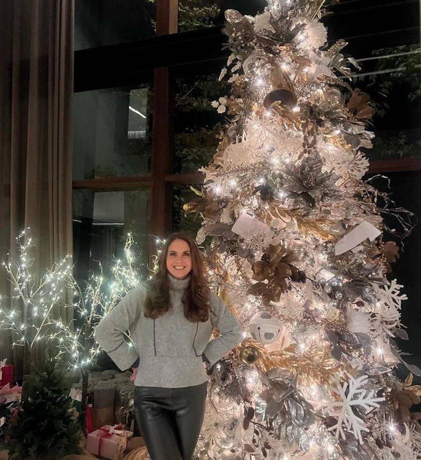 La cantante mexicana Lucero dejó su postal navideña en Instagram y sus mejores deseos. “Feliz Navidad. Deseo que celebren con amor y en armonía, en compañía de las personas que aman.Que sea una oportunidad de reflexionar, recordar y agradecer los bonitos momentos de este año que se va. Que lleven en su mente y corazón a quienes les cuidan desde un hermoso lugar.Que hoy sea un día de volver a nacer desde el alma para amar más y ser nuestra mejor versión.Pásenla precioso, muchas felicidades”, dijo la artista. 