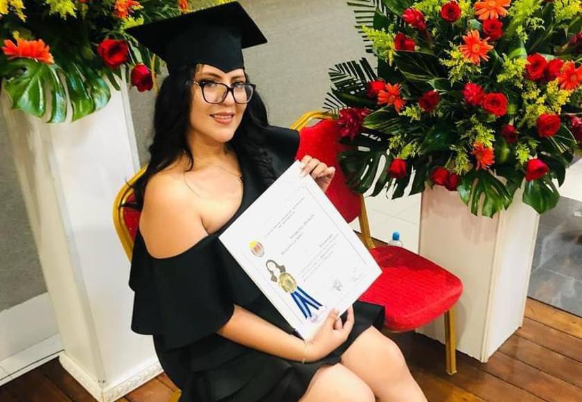 Stephanie Michelle Manueles posa con su título en Pedagogía.