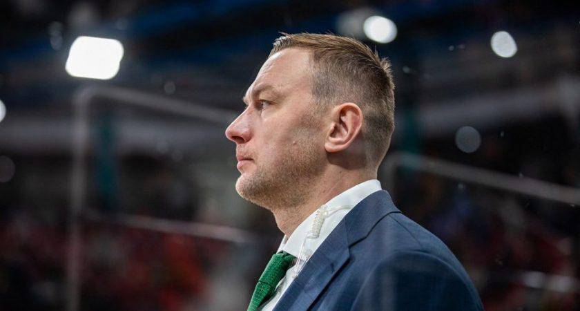 El portavoz de la policía, Argemis Colome, dijo en un correo electrónico que el lunes la policía “fue enviada al St. Regis Bal Harbour Resort, para atender un caso de un hombre que saltó desde un balcón”.