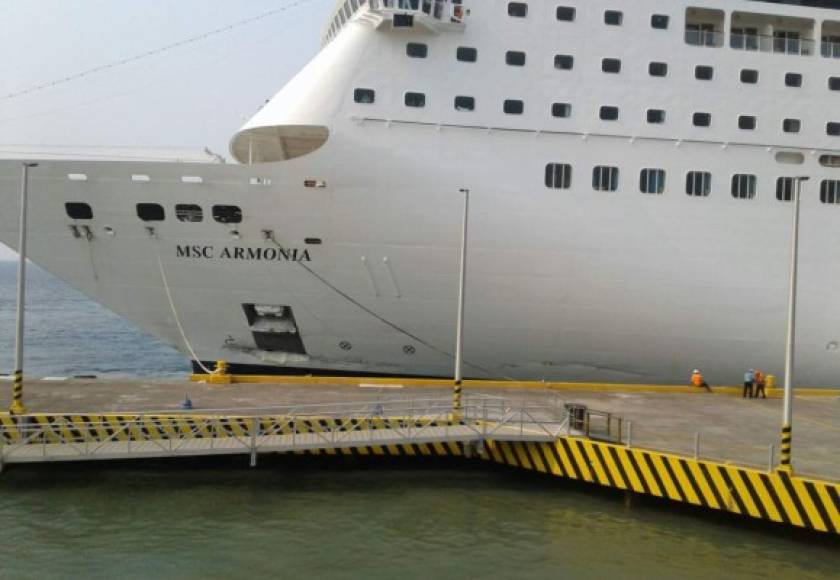 El crucero con 1,800 pasajeros iba a alta velocidad frente a la costa de West Bay.