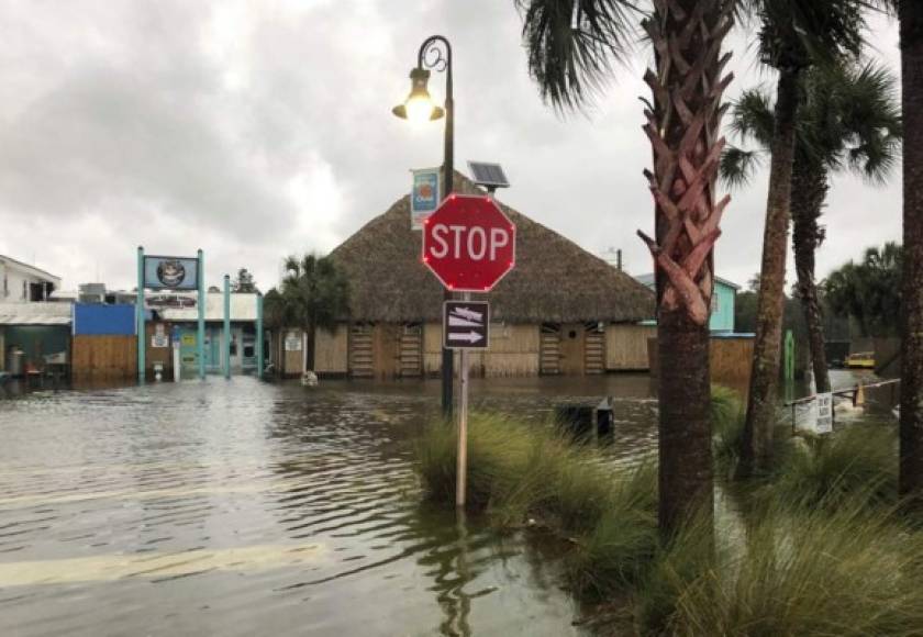 Los meteorólogos del NHC pidieron a los residentes en la zona que no salgan a la calle a pesar de la 'calma relativa' que genera el paso del ojo del huracán, pues los fuertes vientos reaparecerán 'rápidamente'.